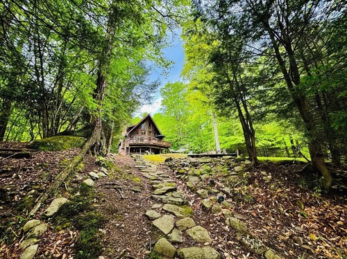 Lazy River Cabin: Private 3 Bedroom, 3 Bath Getaway on Lake Wallenpaupack