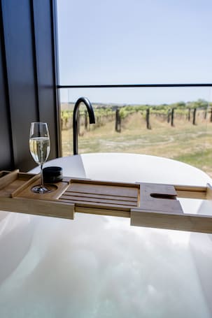 Tabla de planchar con plancha, wifi gratis y ropa de cama . Mt Duneed Estate Winery
