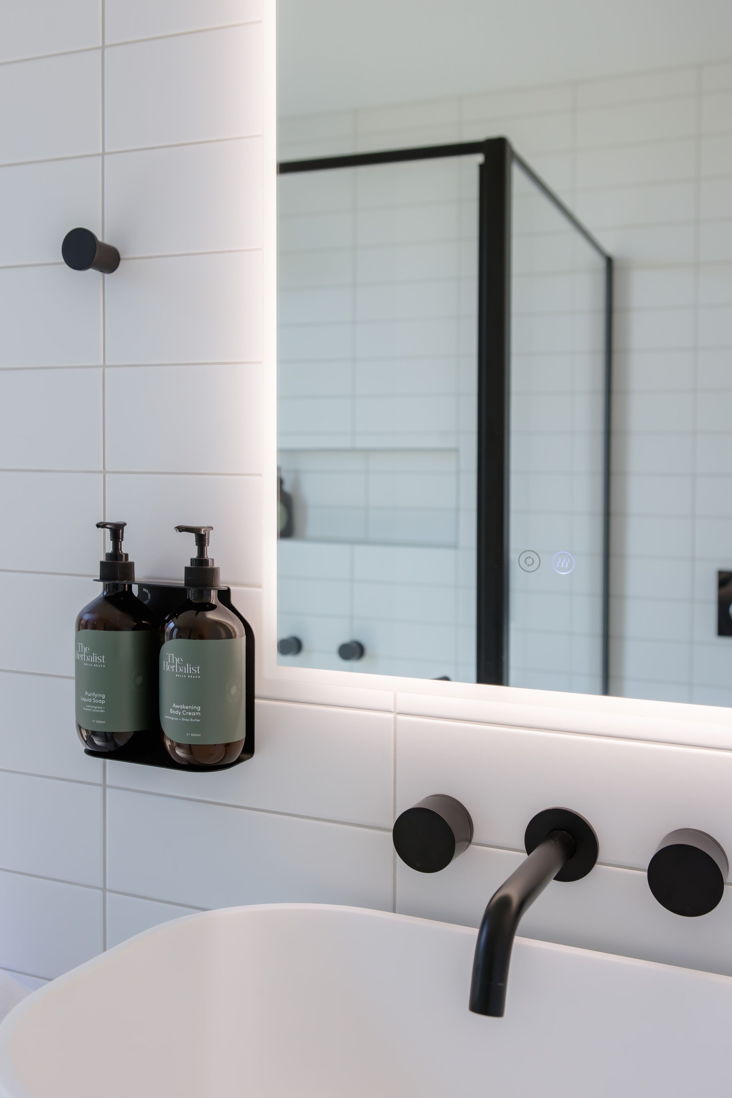 バスアメニティ (無料)、ヘアドライヤー、タオル、石鹸