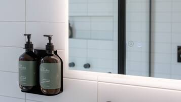 Ilmaiset hygieniatuotteet, hiustenkuivaaja, pyyhkeet, saippua