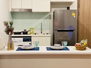 Frigorífico, microondas, placa de cocina y hervidor eléctrico