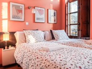 3 habitaciones, tabla de planchar con plancha, internet y ropa de cama 