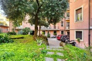 المنطقة المحيطة بالمنشأة