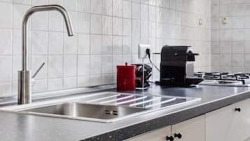 Frigorifero, forno, piano cottura, lavastoviglie