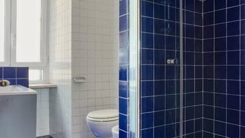 Douche, sèche-cheveux, bidet, serviettes fournies