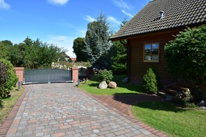 Property grounds - Holiday Home 'Haus Mövenort' with Private Terrace, Private Garden and Wi-Fi (Lütow)