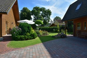 Property grounds - Holiday Home 'Haus Mövenort' with Private Terrace, Private Garden and Wi-Fi (Lütow)