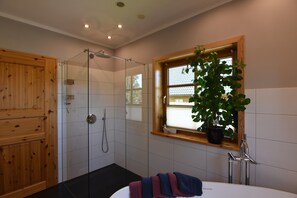 Shower, hair dryer, towels - Holiday Home 'Haus Mövenort' with Private Terrace, Private Garden and Wi-Fi (Lütow)