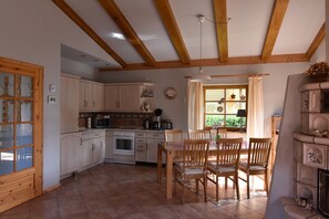 Fridge, microwave, oven, stovetop - Holiday Home 'Haus Mövenort' with Private Terrace, Private Garden and Wi-Fi (Lütow)