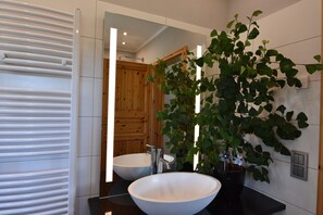 Douche, sèche-cheveux, serviettes fournies