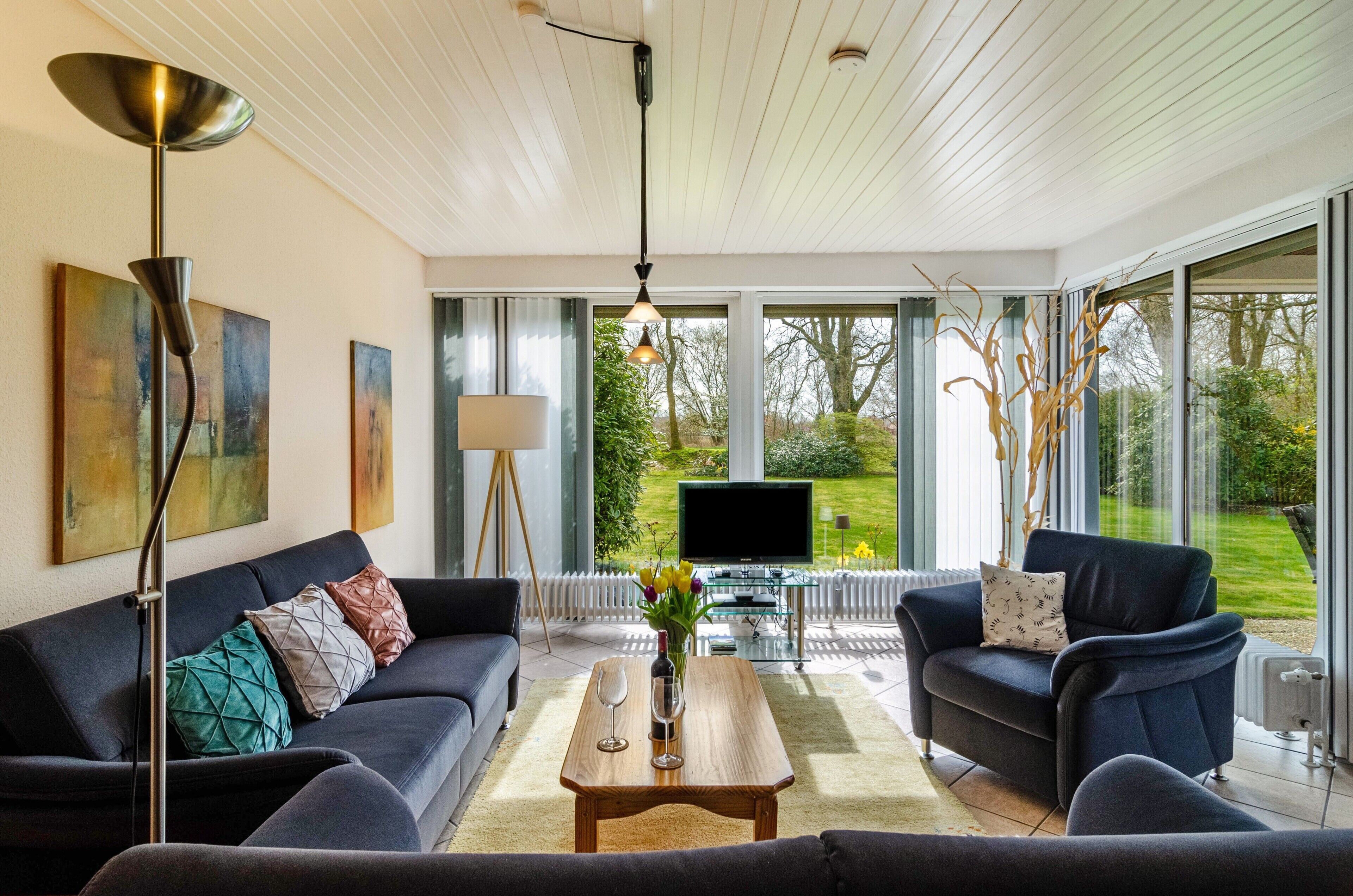 Televisión, reproductor de DVD, estéreo