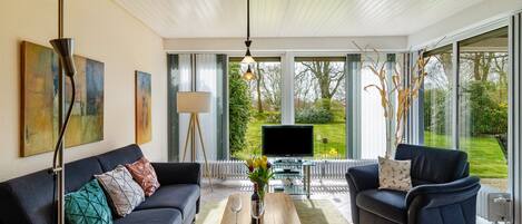 Televisión, reproductor de DVD, estéreo