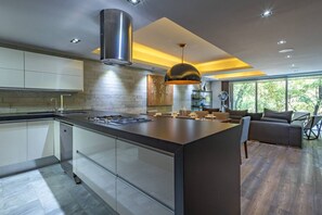 Een koelkast, een magnetron, een oven, een kookplaat