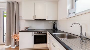 Frigorífico, microondas, horno y placa de cocina