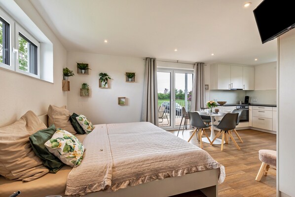 1 bedroom, free WiFi, bed sheets - Family Apartment Fewo Parkside S3 | 8Min to Legoland | Balcony & Parking (Günzburg)