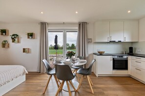 Dining - Family Apartment Fewo Parkside S3 | 8Min to Legoland | Balcony & Parking (Günzburg)