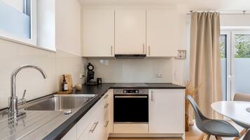 Fridge, oven, stovetop, dishwasher