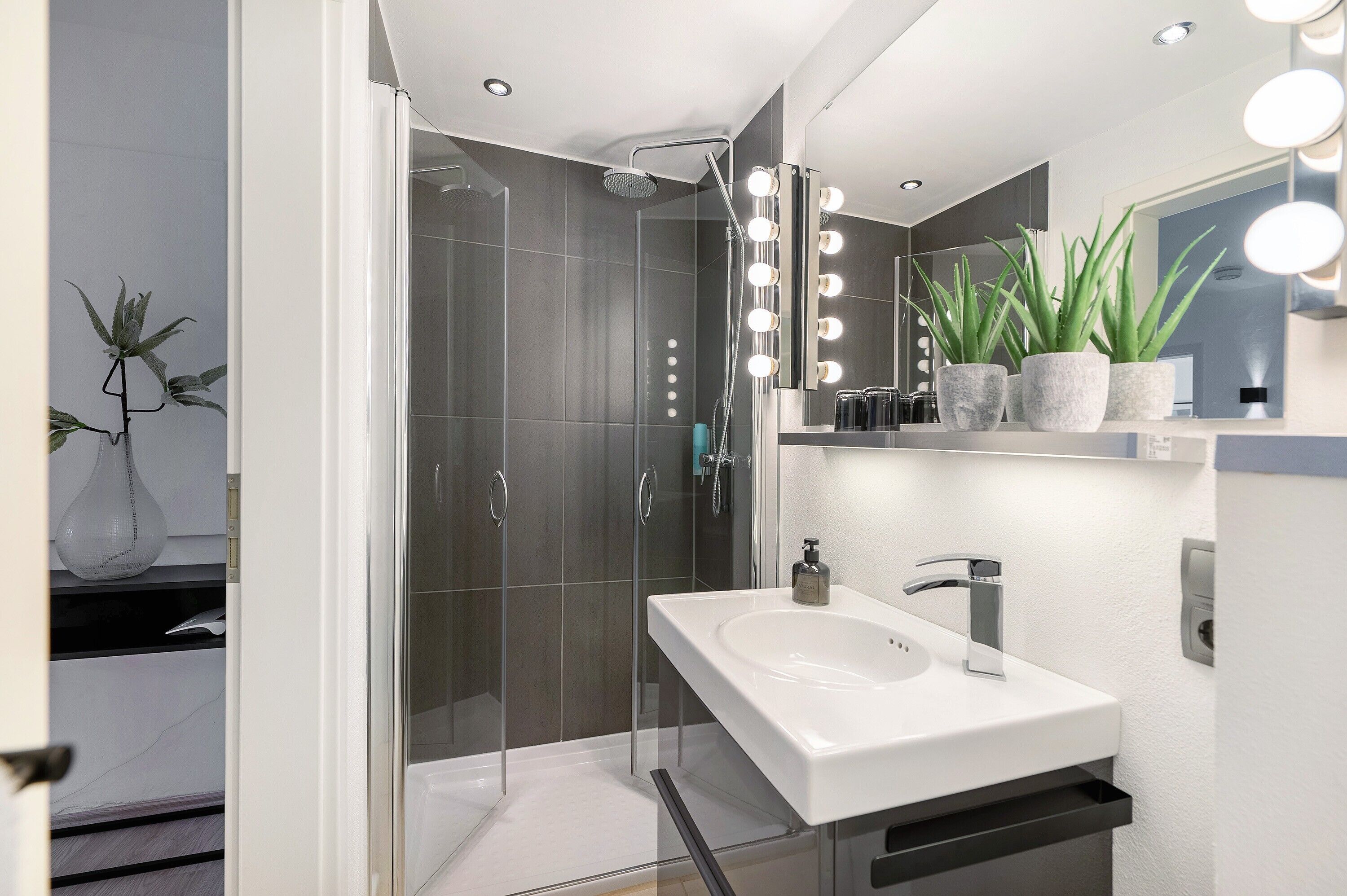 Shower, free toiletries, hair dryer, towels