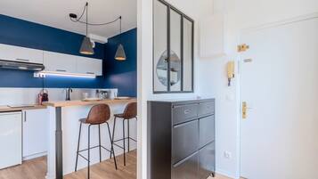 Een koelkast, een microgolfoven, een koffiezetapparaat/waterkoker