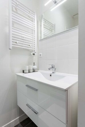 Douche, sèche-cheveux, serviettes fournies