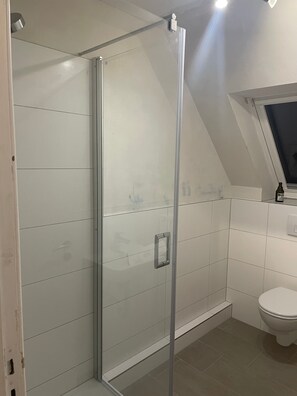 Douche, sèche-cheveux, serviettes fournies