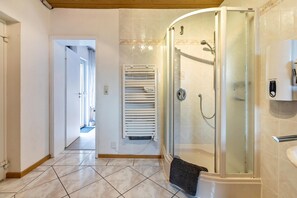 Dusche, Haartrockner, Handtücher