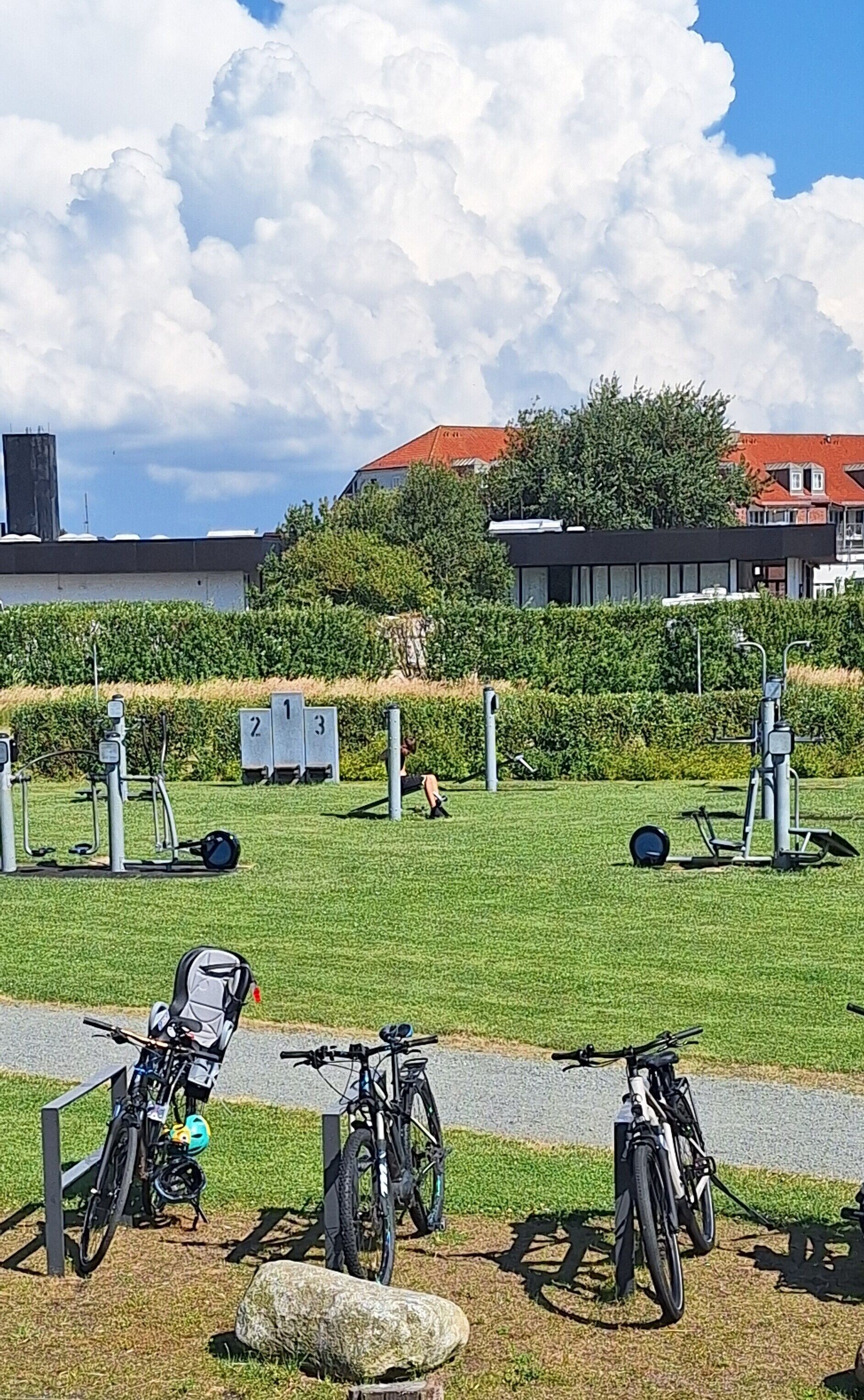Un parc équipé d’appareils de musculation, de vélos et d’une poussette.