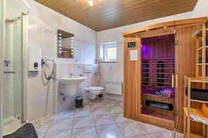 Shower, hair dryer, towels - Holiday Home 'Ferienhaus Wind Und Wolke' with Private Terrace, Garden & Wi-Fi (Friedrichskoog-Spitze)