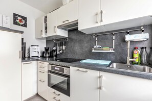 Fridge, microwave, oven, stovetop - Holiday Home 'Wind Und Wolke' with Private Terrace, Garden, and Wi-Fi (Friedrichskoog-Spitze)
