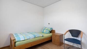 3 bedrooms, WiFi (free), bed sheets