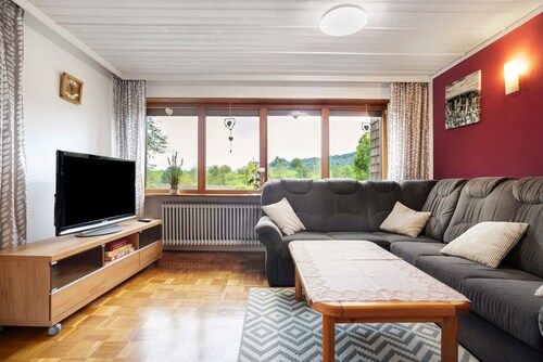 Apartment 'Bobis Ferienwohnung' with Mountain View, Balcony and Wi-Fi