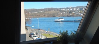 Apartment 'Rheinblick Wohnung 5' with Shared Terrace, Wi-Fi and Air Conditioning