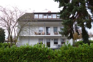 Exterior - Guesthouse Koblenz Upper Floor for up to 7 People with Garden Access and Barbecue (Koblenz)