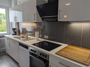 Køleskab, mikrobølgeovn, ovn, kogeplade