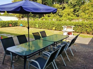 Outdoor dining - Guesthouse Koblenz Upper Floor for up to 7 People with Garden Access and Barbecue (Koblenz)