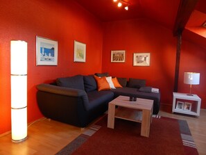 TV, DVD player, stereo - Holiday Apartment 'Ferienhaus Rheinblick Wohnung 4' with Shared Terrace, Wi-Fi and Air Conditioning (Koblenz)