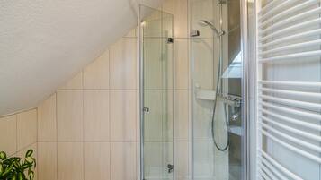 Dusche, Haartrockner, Handtücher