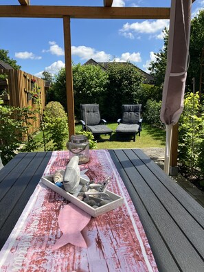 Outdoor dining - Apartment 'Ferienwohnung Utkiek' with Private Terrace, Private Garden and Wi-Fi (Ihlow)