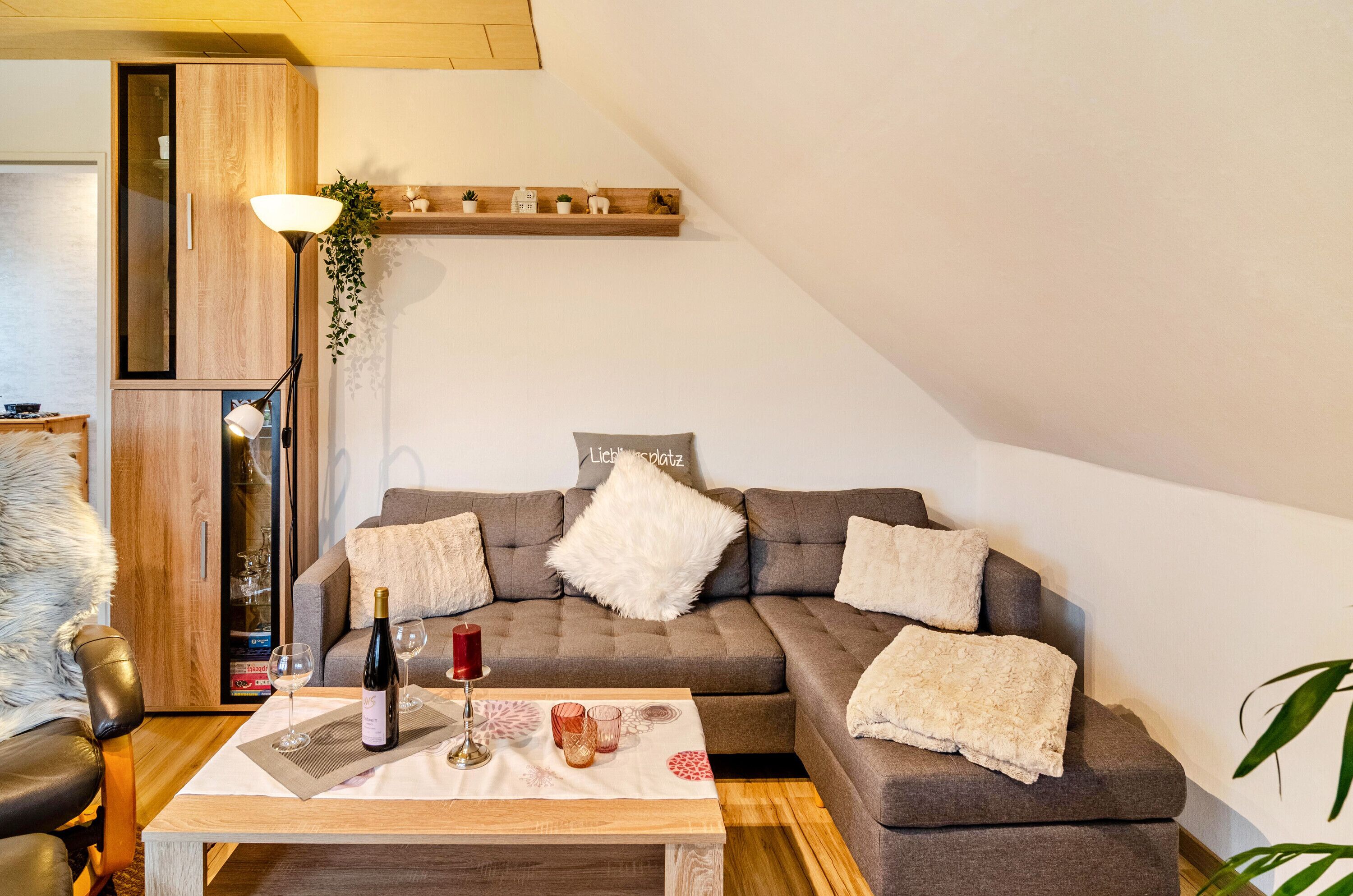 Een televisie en een stereo