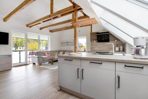 Kjøleskap, ovn, kokeplater og oppvaskmaskin