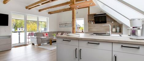 Réfrigérateur, un four, surface de cuisson, lave-vaisselle