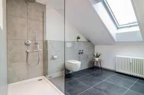 Dusche, Haartrockner, Handtücher