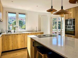 Kjøleskap, mikrobølgeovn, ovn og kokeplater