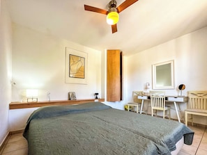 6 habitaciones, tabla de planchar con plancha y cuna de viaje 