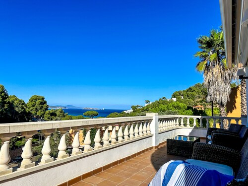 Capacity 12 people. Villa with pool and large terraces , 750 meters from  beach