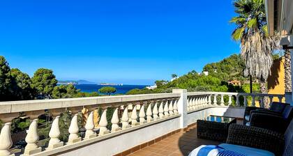 Capacity 12 people. Villa with pool and large terraces , 750 meters from beach