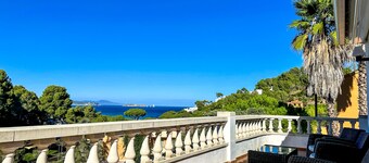 Capacity 12 people. Villa with pool and large terraces , 750 meters from beach