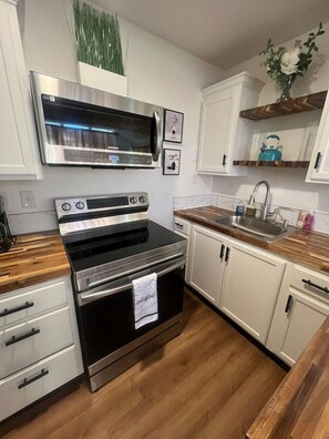 Fridge, microwave, oven, stovetop - Relaxing Pond view cabin! (Von Ormy)