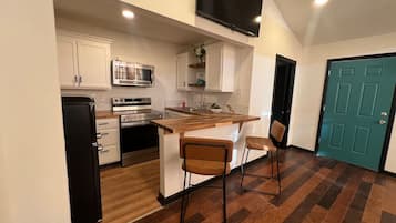 Geladeira, micro-ondas, fogão, cooktop