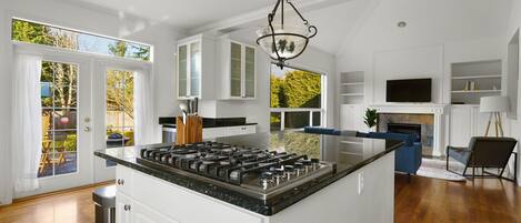 Jääkaappi, mikroaaltouuni, uuni, liesi